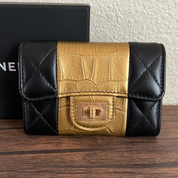 ❌SOLD❌CHANEL 2.55 Croc Embossed Lambskin Leather Flap Cardholder - Picture 3 of 9
